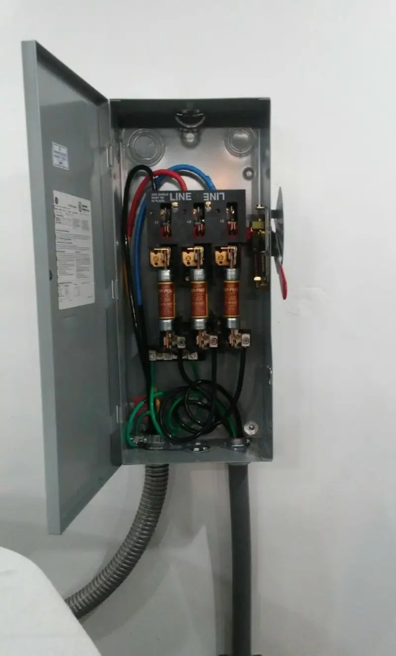 Three-phase disconnect switch installed for Smoke Detector Installation in Kennedy